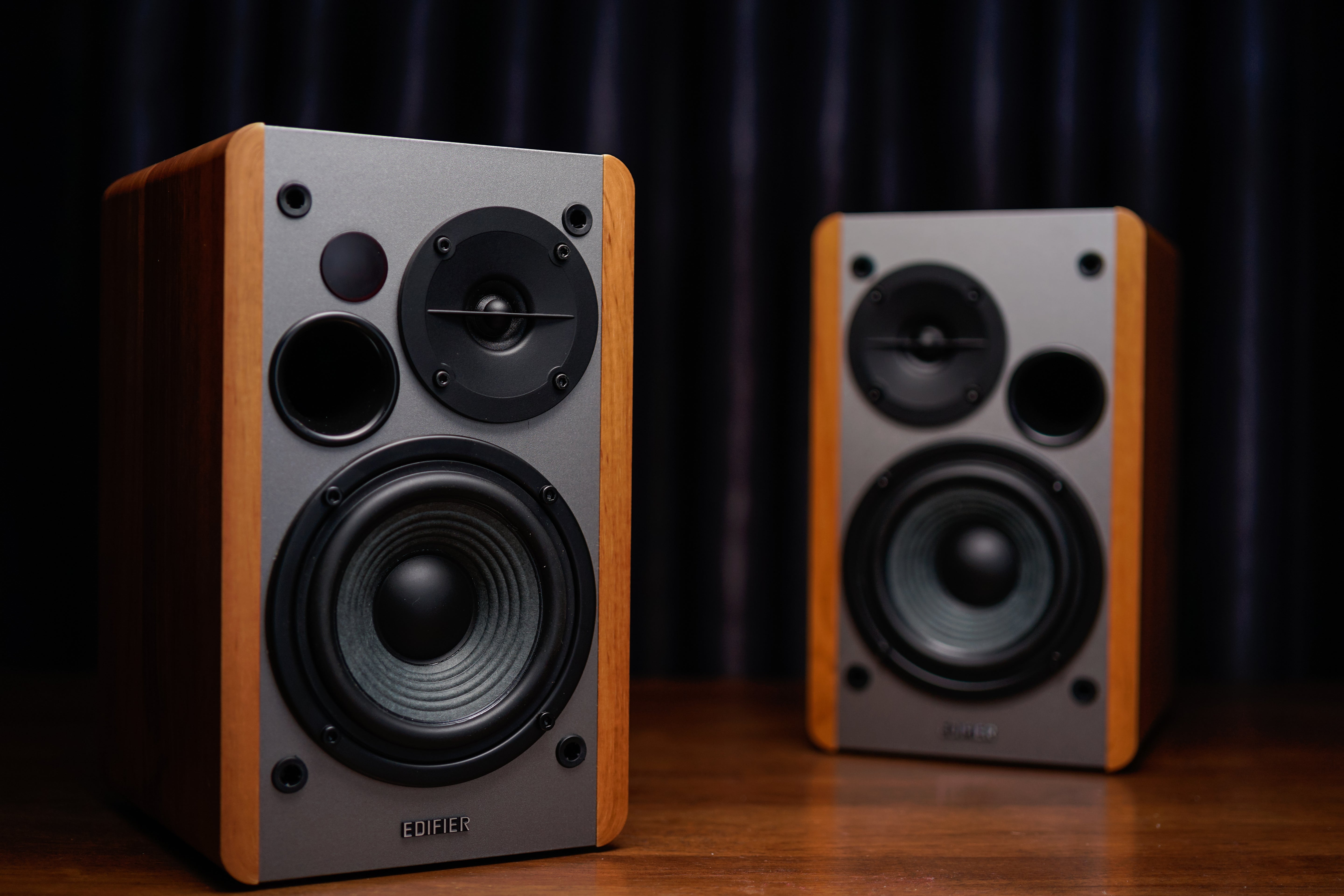 Haut-parleurs d'étagère