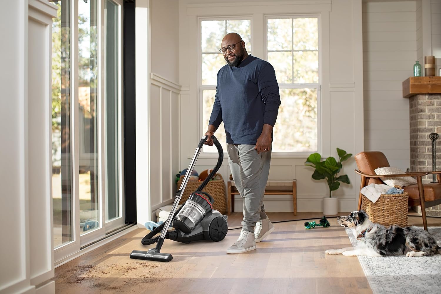 Aspirateur-traîneau sans sac Hoover MultiFloor équipé d’un système multi-cyclonique et d’accessoires pratiques (SH40210CA)